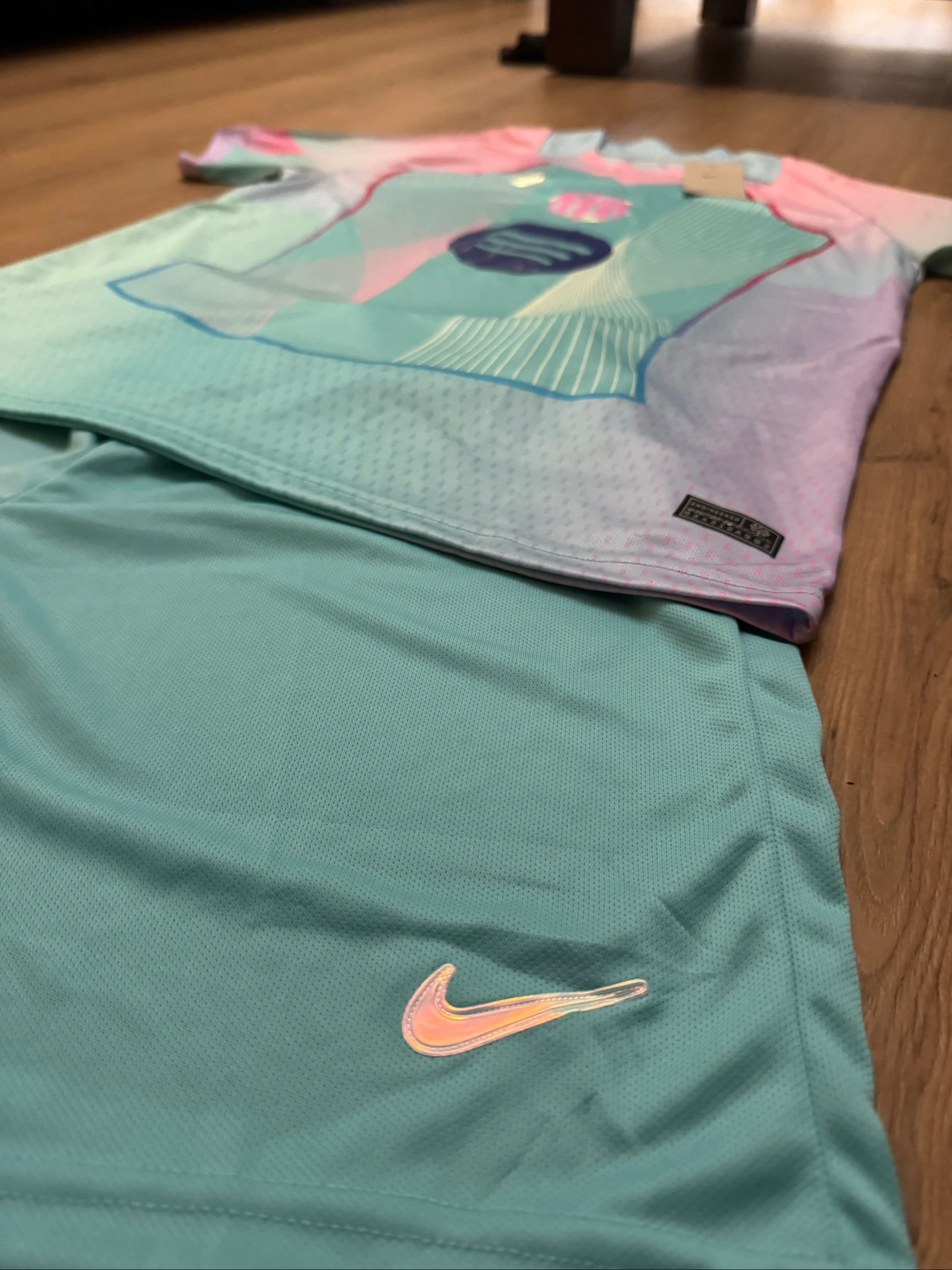 Nike FC Barcelona 24/25 Away Football Kit Set Rosa e Turquesa – Camisa + Shorts – Novo com etiquetas – photo 3